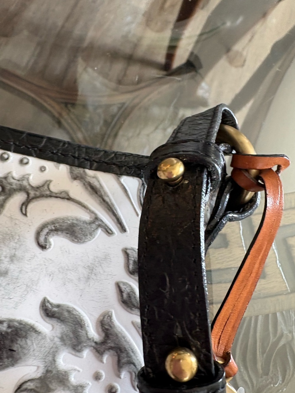 🖤🤍BRAHMIN WHITE DAMASK EMBOSSED LEATHER FLORAL PATTERN CROSSBODY BAG!🖤🤍 - Picture 3 of 10